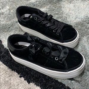 Platform black guess shoes (velvet/Swede)